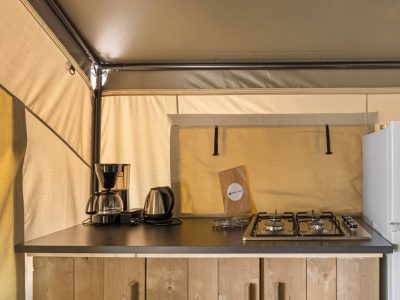 campsite-park-umag-safari-tent-comfort-kitchen-crockery