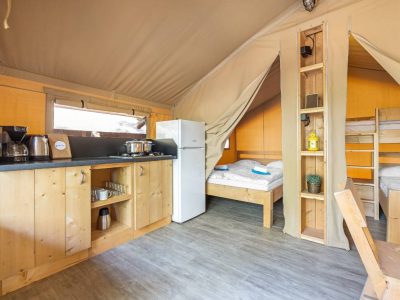campsite-polari-safari-tent-lodge-5-person-kitchen