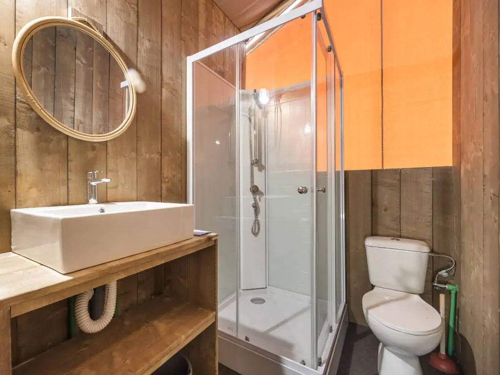 campsite-polari-safari-tent-s-airco-4-persons-bathroom