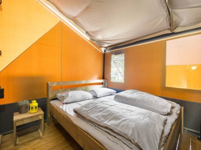 campsite-polari-safari-tent-s-airco-4-persons-bedroom-double-bed