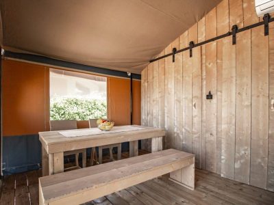 campsite-polari-safari-tent-s-airco-4-persons-dining-table