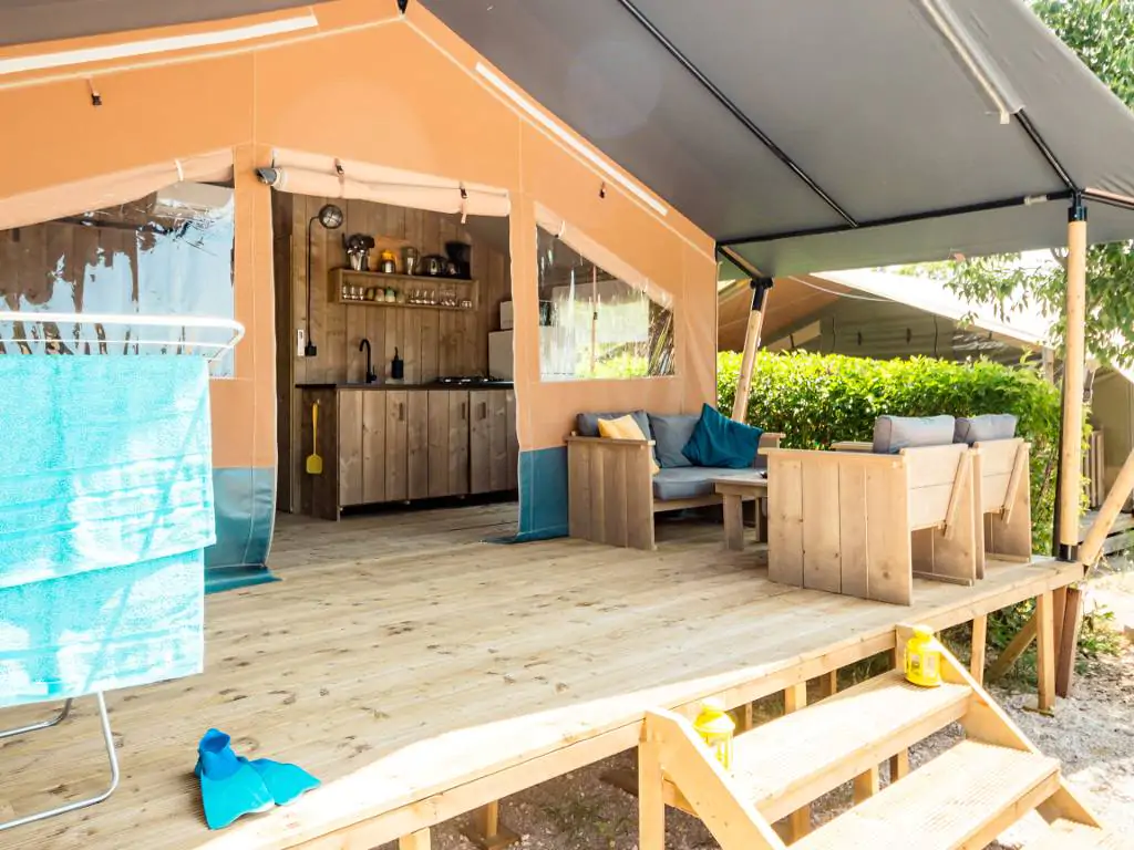 campsite-polari-safari-tent-s-airco-4-persons-exterior-terrace