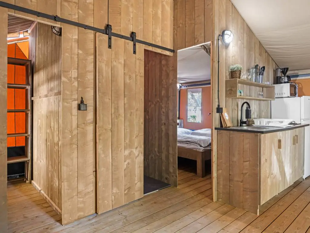 campsite-polari-safari-tent-s-airco-4-persons-interior-kitchen