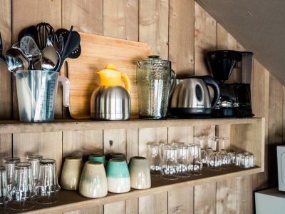 campsite-polari-safari-tent-s-airco-4-persons-kitchen-crockery