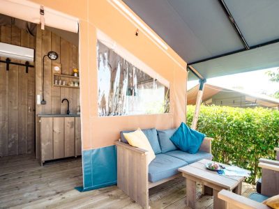 campsite-polari-safari-tent-s-airco-4-persons-loungeset