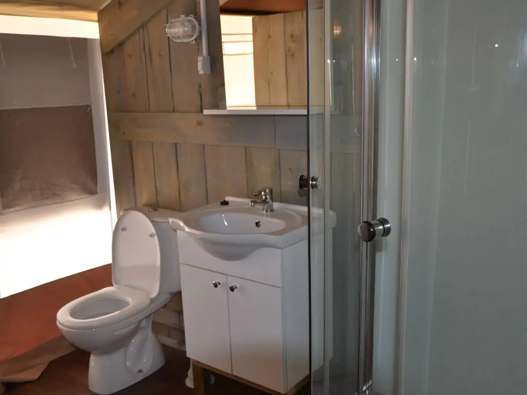 campsite-polari-safari-tent-s-airco-5-persons-bathroom