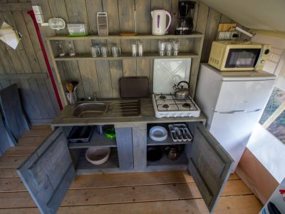 campsite-valkanela-safari-tent-s-interior-kitchen-2
