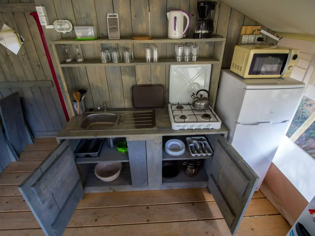 campsite-valkanela-safari-tent-s-interior-kitchen