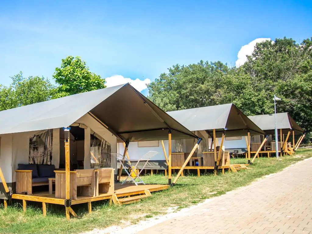 campsite-valkanela-safari-tent-comfort-exterior-side