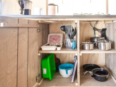 campsite-valkanela-safari-tent-comfort-interior-kitchen