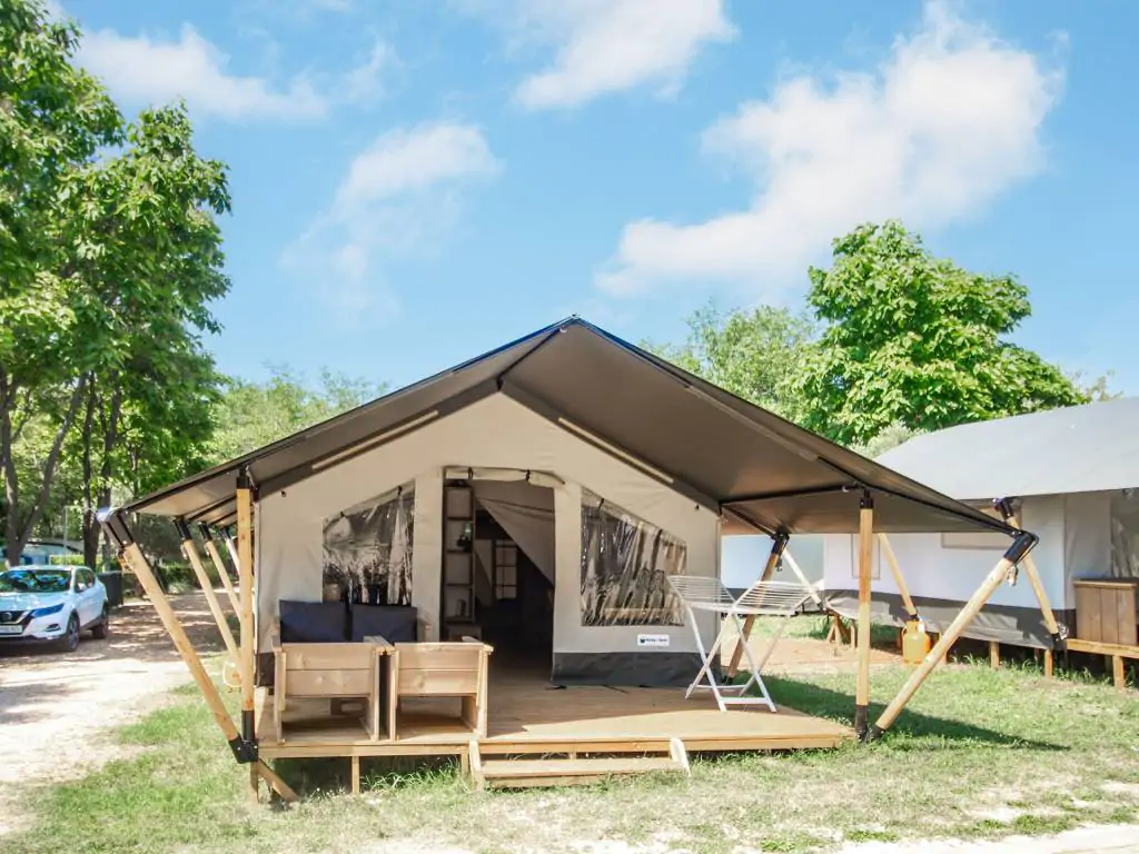 campsite-zelena-laguna-safari-tent-comfort-exterior-front-view