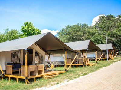 campsite-zelena-laguna-safari-tent-comfort-exterior-side-view