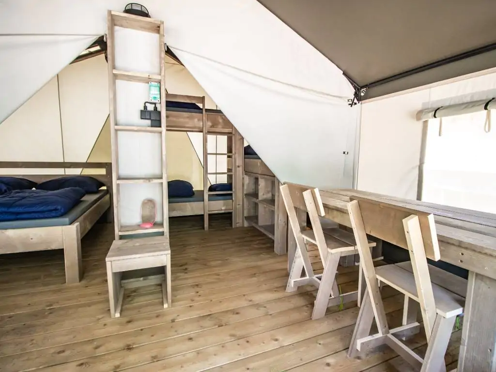 campsite-zelena-laguna-safari-tent-comfort-inteiror-table