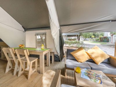 fkk-solaris-safaritent-comfort-interior-entrance-terrace