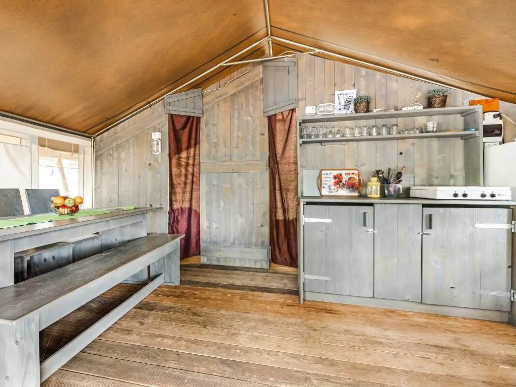 fkk-solaris-safaritent-interior-kitchen