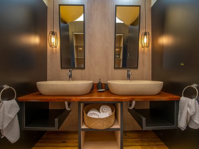 floria-premium-tent-private-interior-bathroom-albia