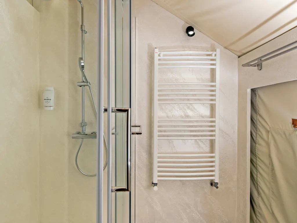 floria-premium-tent-private-interior-bathroom-heat-rack-albia