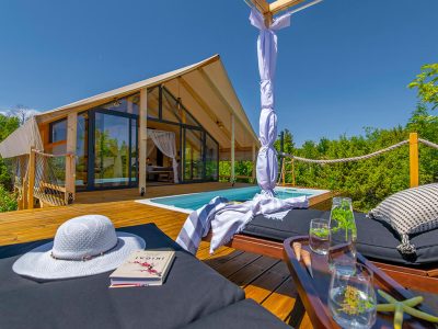 floria-premium-tent-private-pool-floating-breakfast-terrace-albia