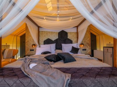 floria-premium-tent-private-pool-interior-bedroom-double-bed-albia