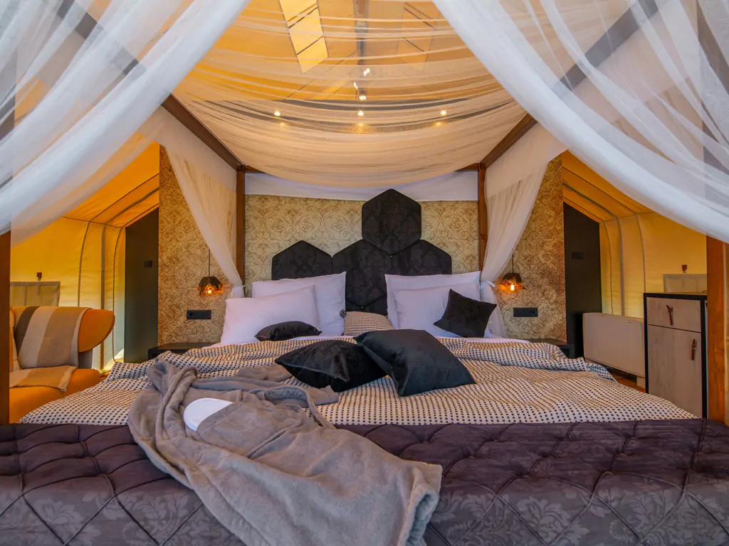 floria-premium-tent-private-pool-interior-bedroom-double-bed-albia