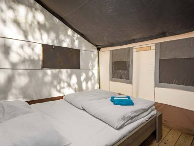 lanterna-safari-tent-for-5-inteiror-double-bed