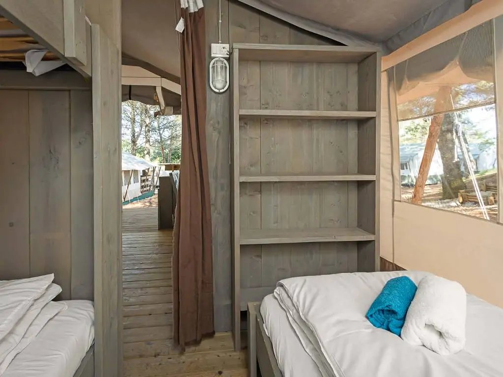 lanterna-safari-tent-for-5-interior-single-beds