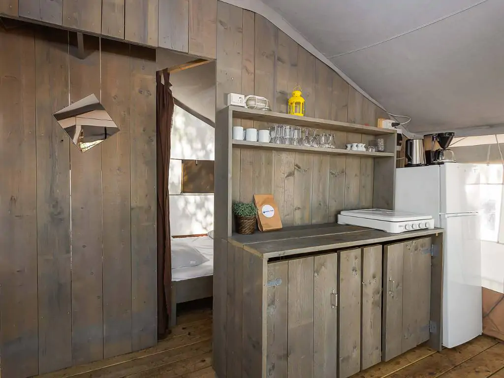 lanterna-safari-tent-for-5-interior-kitchen