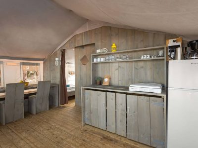 lanterna-safari-tent-for-5-interiro-kitchen-top