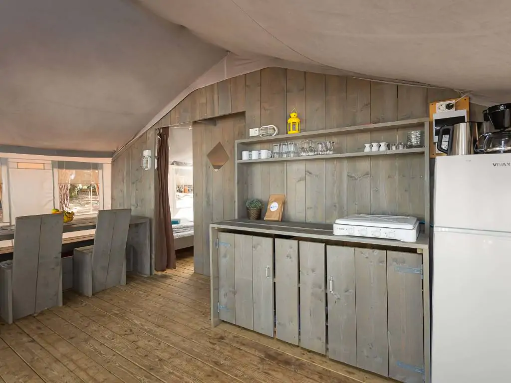 lanterna-safari-tent-for-5-interiro-kitchen-top