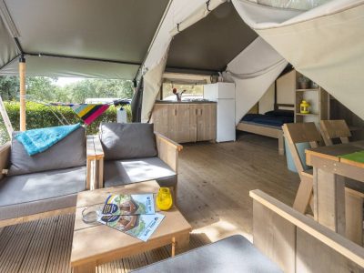 naaktrecreatie-solaris-safaritent-comfort-exterior-terrace