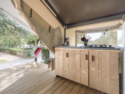 naturist-kroatie-solaris-safaritent-kitchen-top