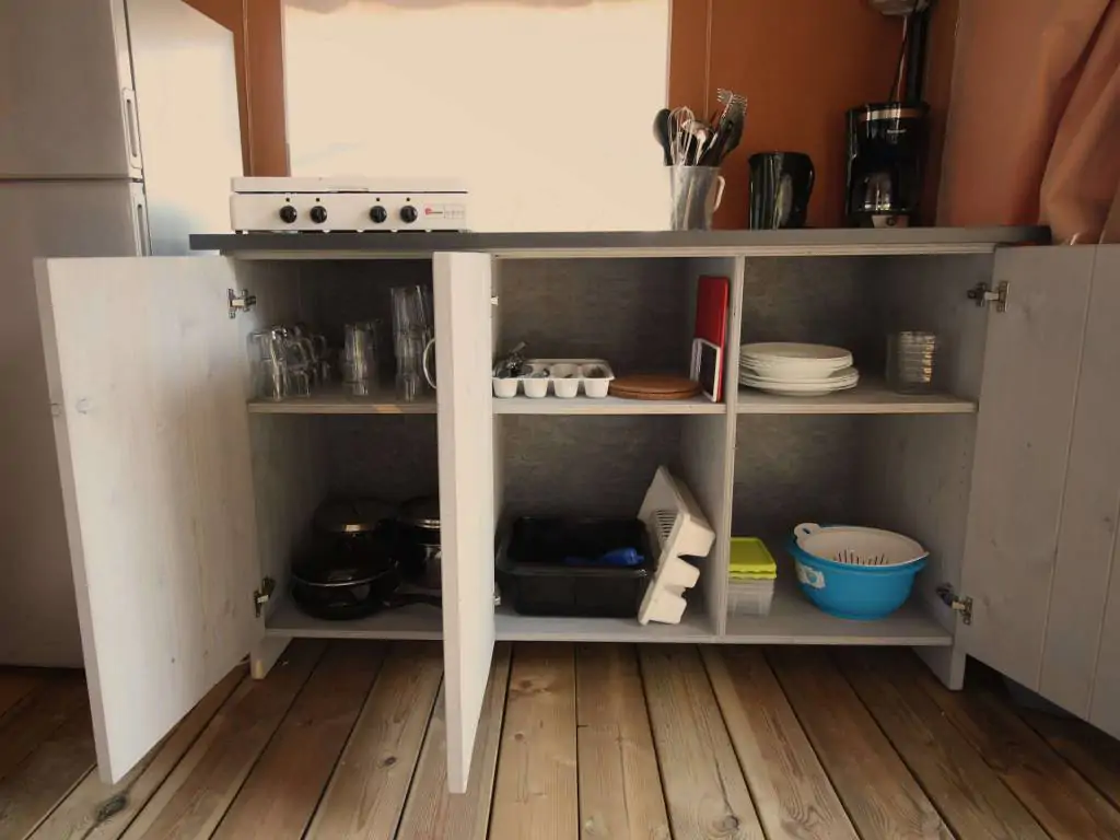porto-sole-kroatie-comfort-airco-interior-kitchen-cutlery