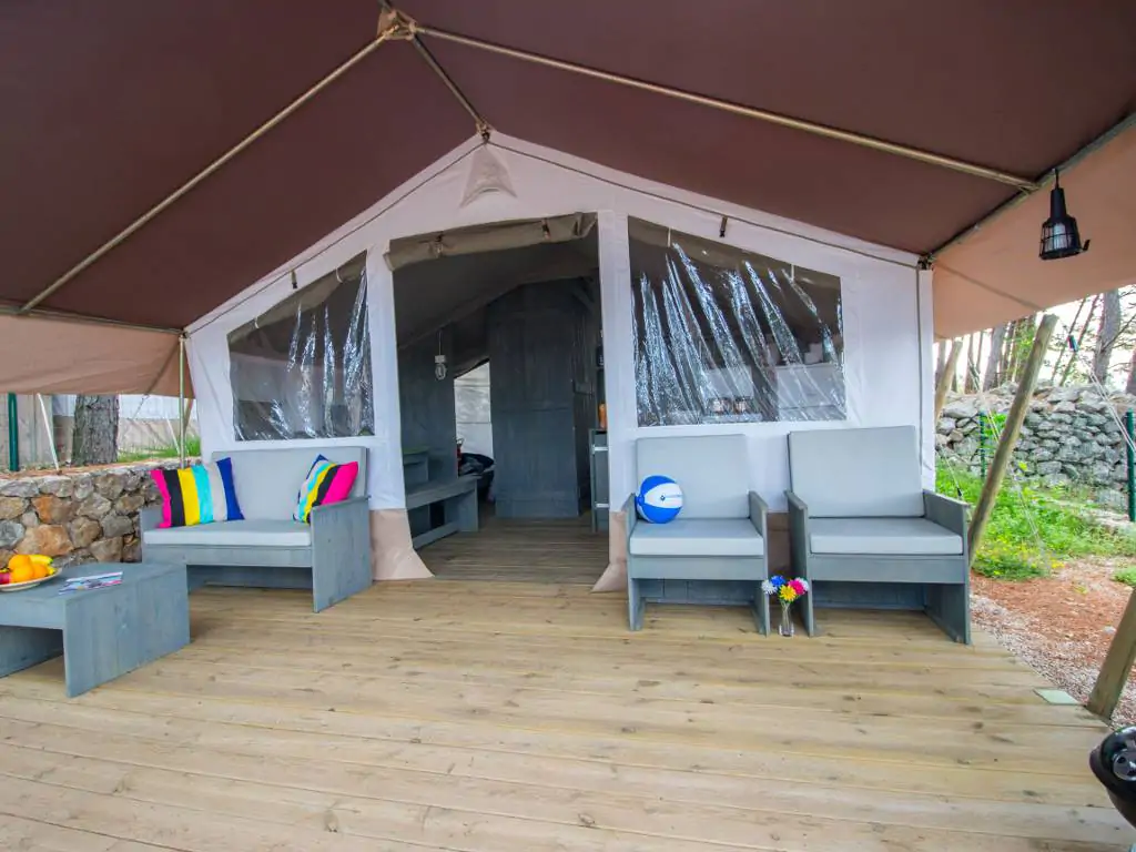 valamar-camping-krk-luxury-safari-tent-terrace