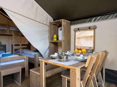 valamar-camping-krk-safari-tent-comfort-dining-table-i