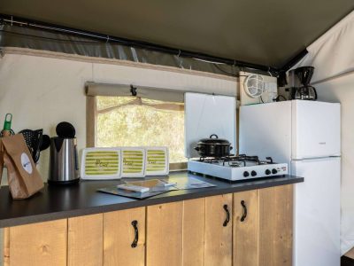 valamar-camping-krk-safari-tent-comfort-kitchen
