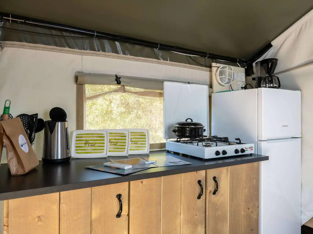 valamar-camping-krk-safari-tent-comfort-kitchen