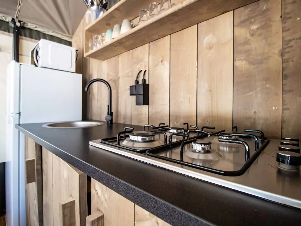 valkanela-safari-tent-s-airco-6-interior-kitchen-top
