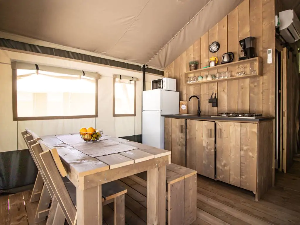 valkanela-safari-tent-s-airco-6-interiro-living-room