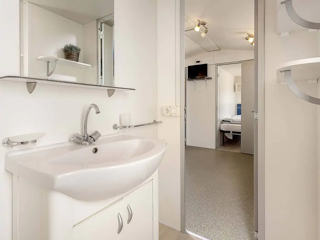 zelena-laguna-mobile-home-capri-bathroom