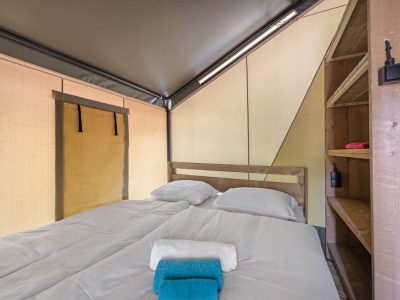 camping-aminess-maravea-safaritent-comfort-interior-double-bed