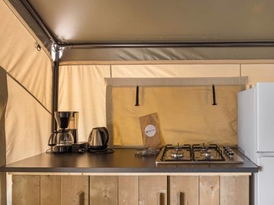 camping-aminess-maravea-safaritent-comfort-kitchen-top