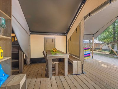 camping-aminess-maravea-safaritent-comfort-terrace-table