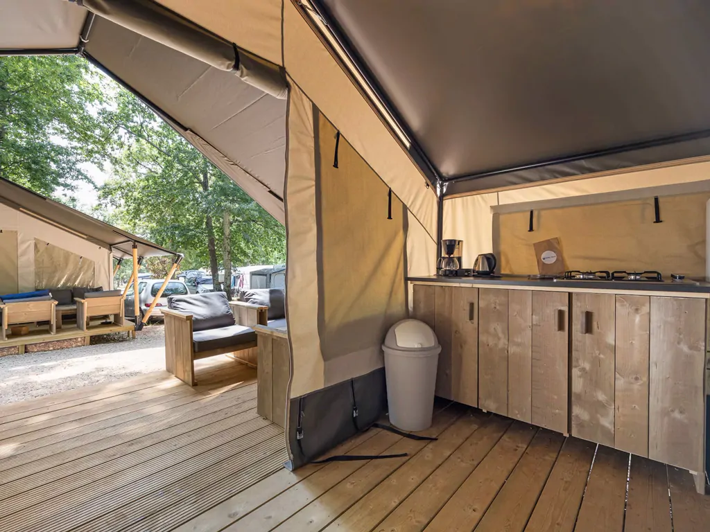 camping-aminess-maravea-safaritent-comfort-terrace-table-entrance