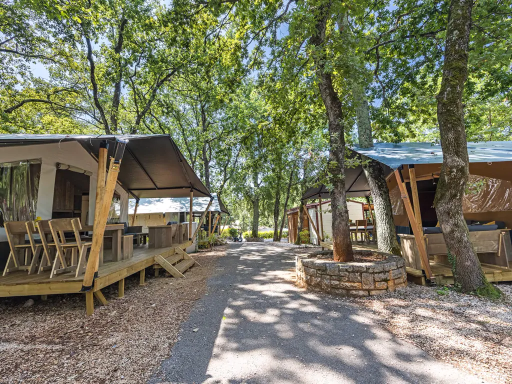 camping-aminess-maravea-safaritent-s-4-persons-exterior-street-virw