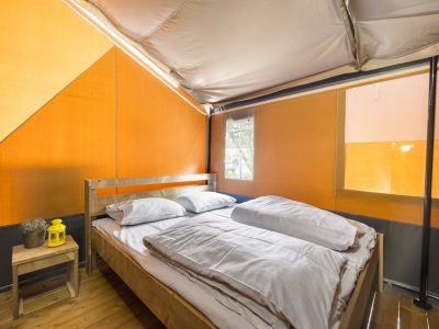 camping-aminess-maravea-safaritent-s-4-persons-interior-double-bed