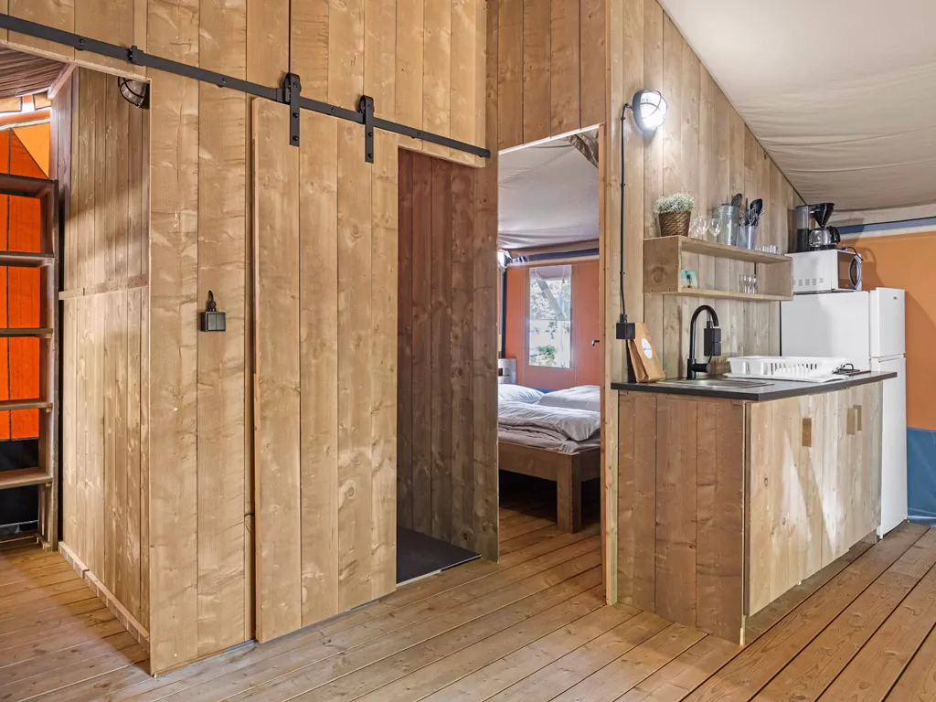 camping-aminess-maravea-safaritent-s-4-persons-interior-kitchen