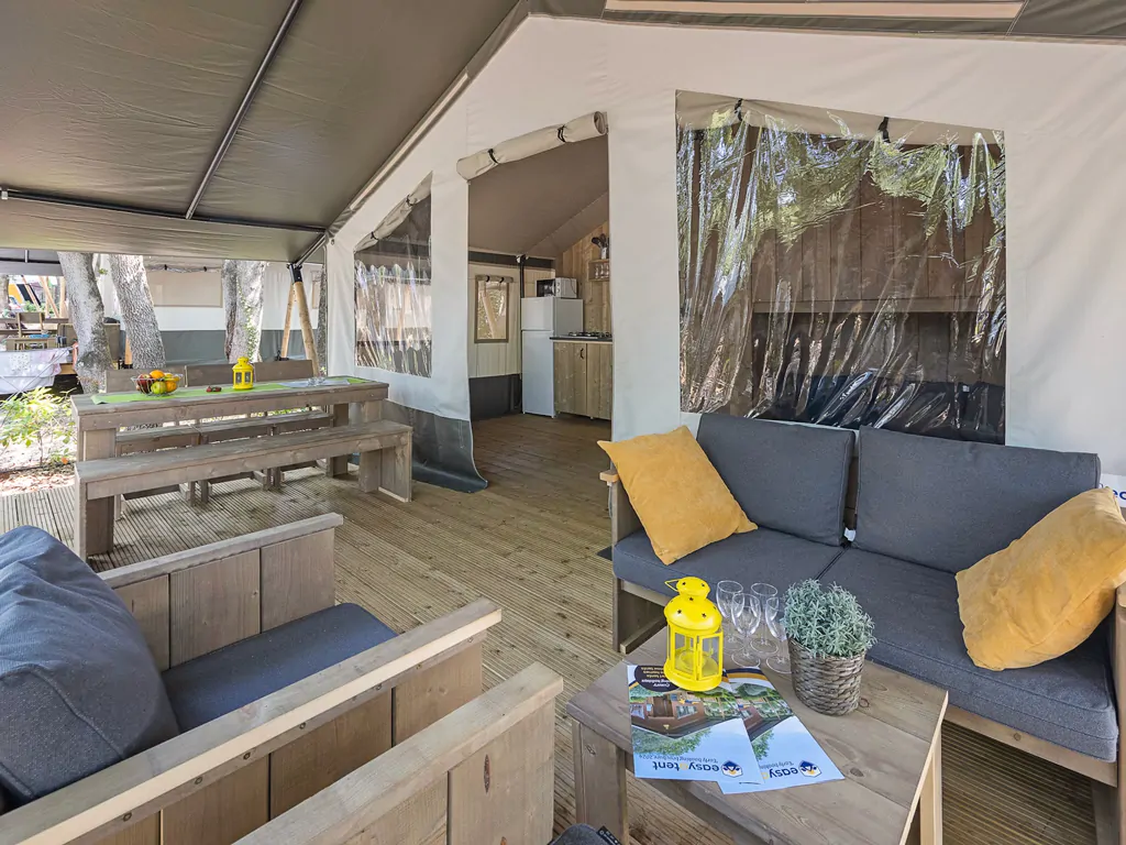 camping-aminess-maravea-safaritent-s-6-persons-exterior-terrace-loungeset