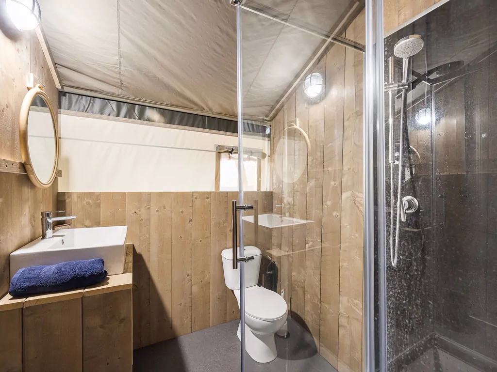 camping-aminess-maravea-safaritent-s-6-persons-interior-bathroom