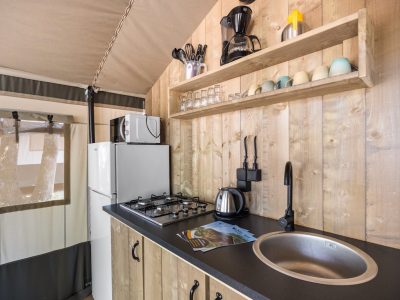 camping-aminess-maravea-safaritent-s-6-persons-interior-kitchen-top