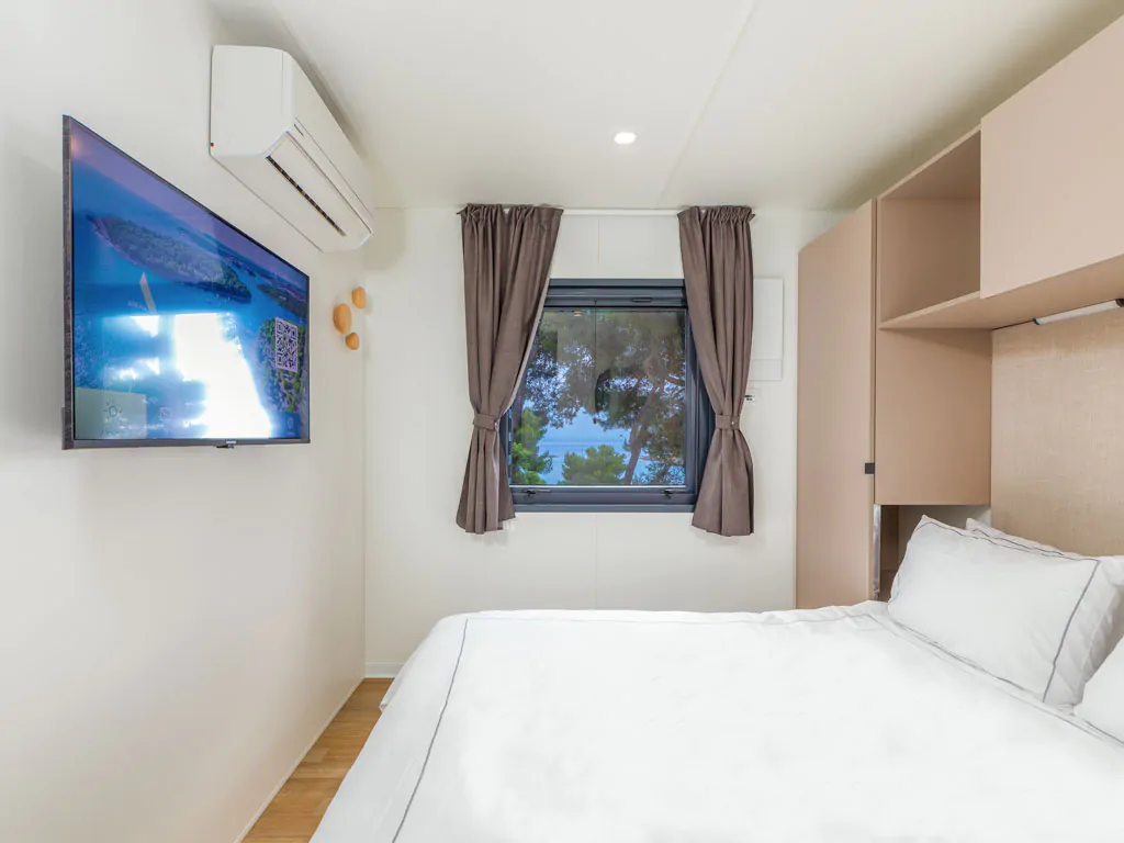 camping-arena-indije-mobile-home-camping-home-sea-side-interior-bedroom-double-bed